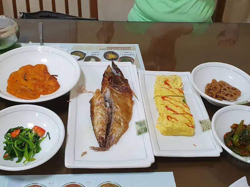 다채로운 밑반찬이 차려진 테이블 풍경