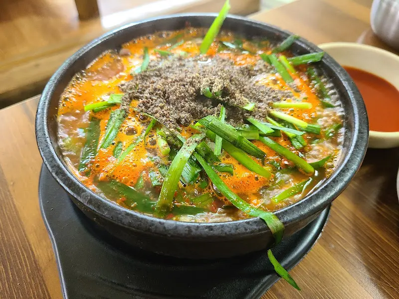 푸짐한 돼지고기가 들어간 국밥