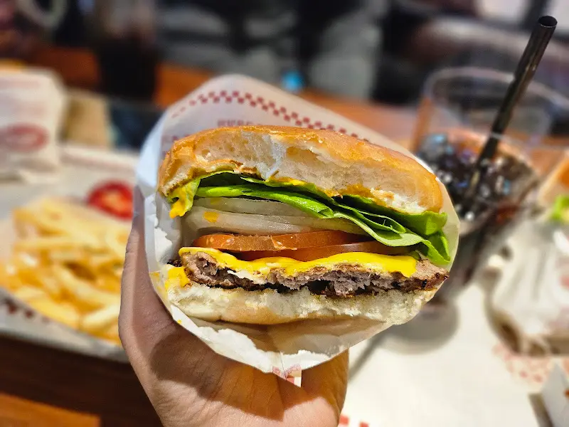 손으로 들고 있는 바스버거 단면