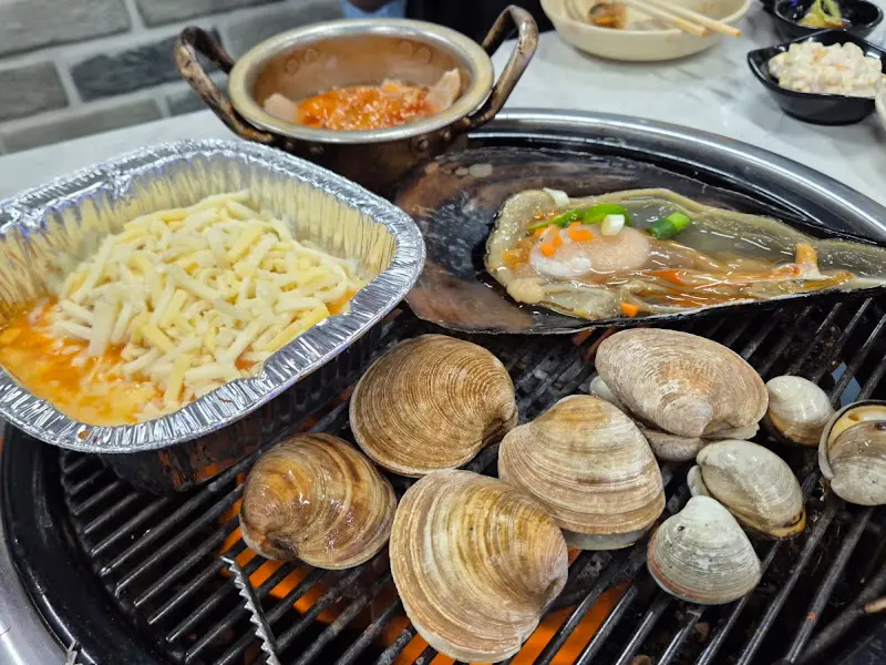 다양한 조개와 해산물