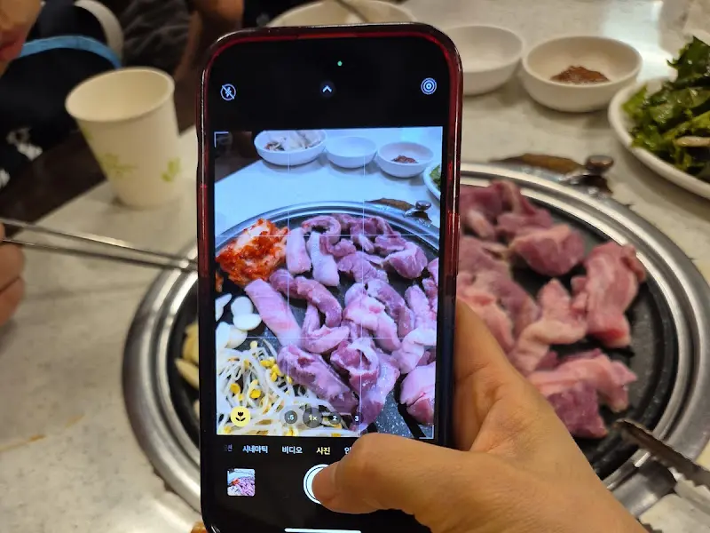 핸드폰으로 사진 찍는 모습