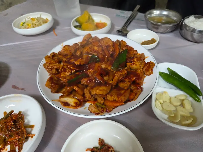 밑반찬과 함께 차려진 푸짐한 한 상