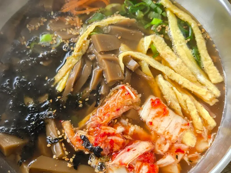 다양한 고명이 올라간 수제비