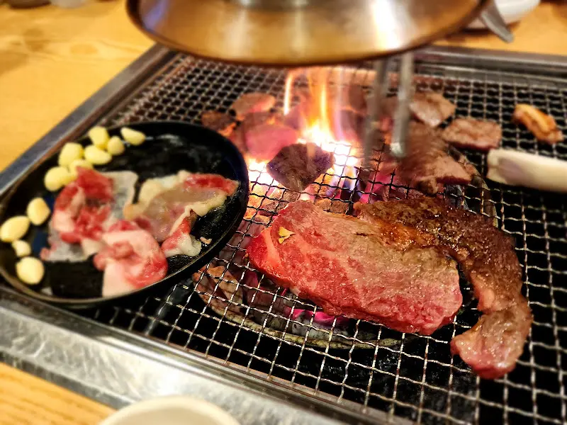 숯불 위에서 구워지는 고기