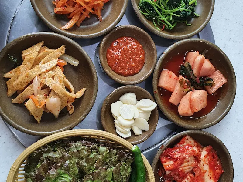 다채로운 반찬 구성