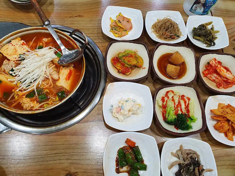 알탕과 다양한 반찬들