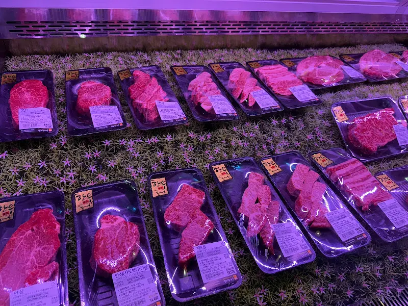 신선한 고기가 가득한 정육 코너