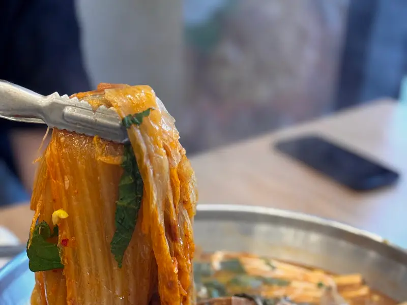 묵은지 감자탕 김치 들어올리기