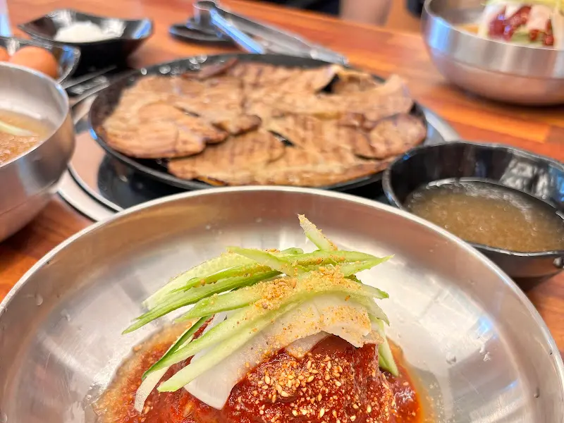 냉면과 숯불고기 한 상 차림