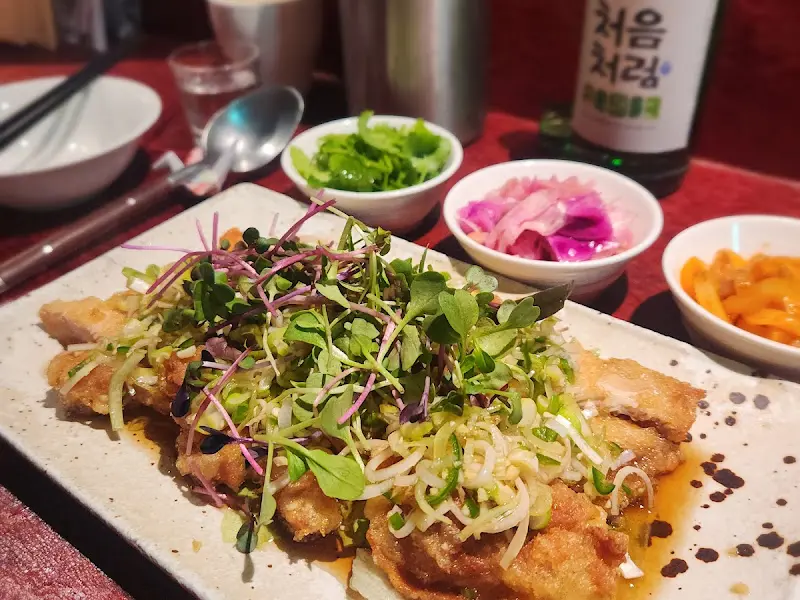 싱싱한 채소가 듬뿍 올라간 닭고기 냉채