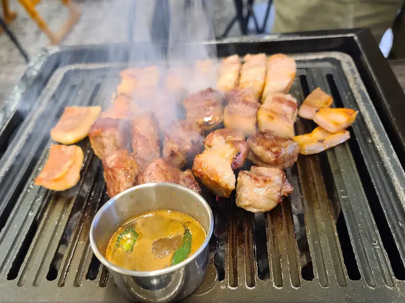 숯불에 구워진 흑돼지 근고기