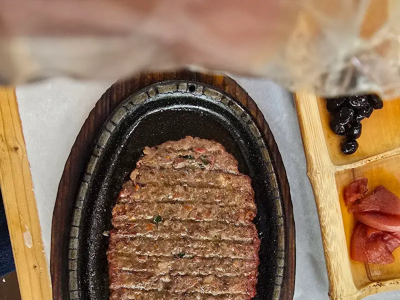 뜨겁게 구워져 나온 떡갈비