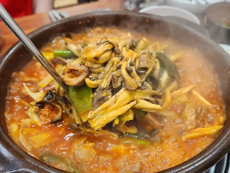 버섯을 건져 올리는 모습