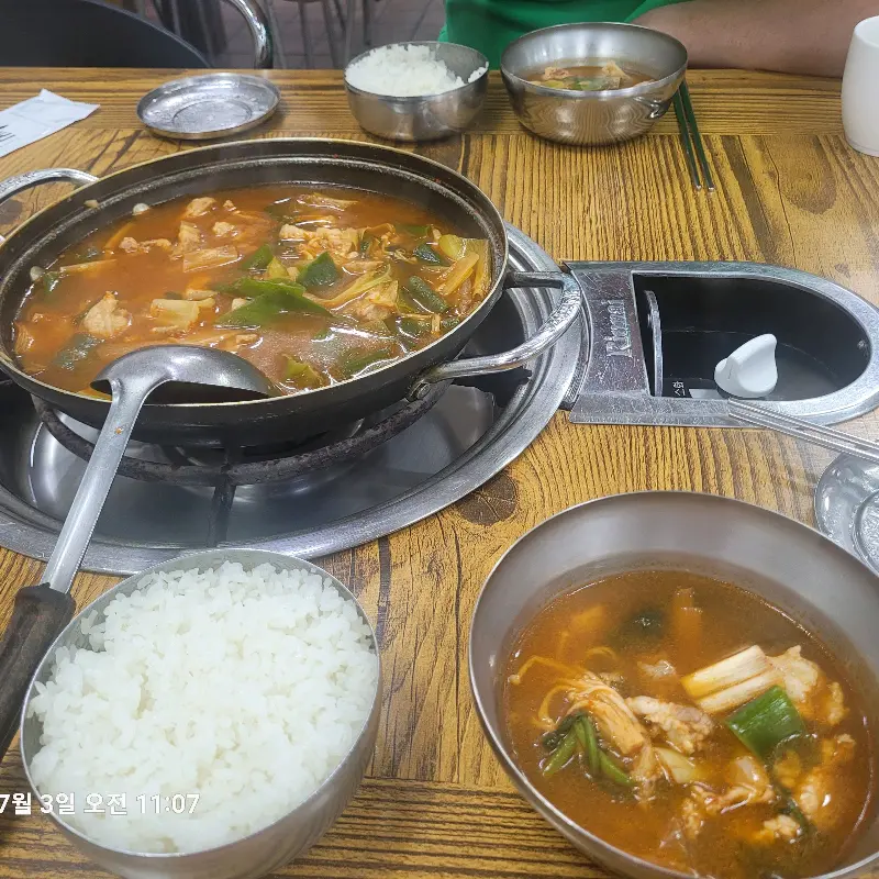 와촌식당 돼지찌개 한 상 차림