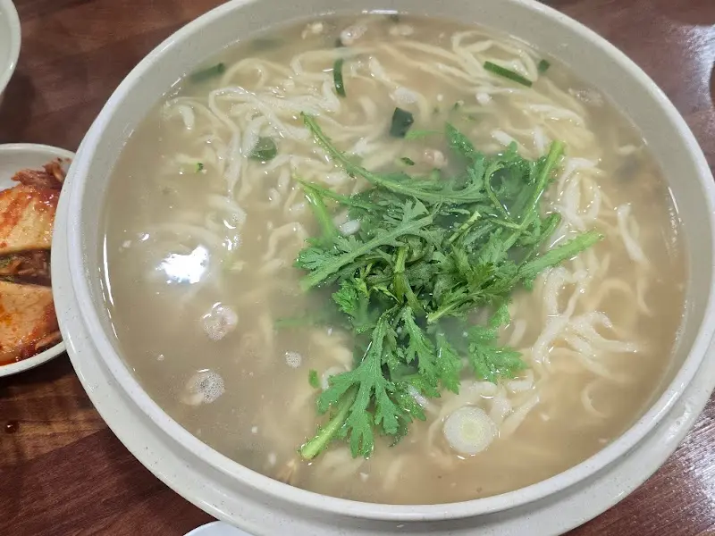 쑥갓이 올려진 칼국수