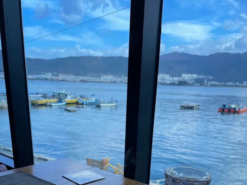 레스토랑에서 바라본 바다 풍경