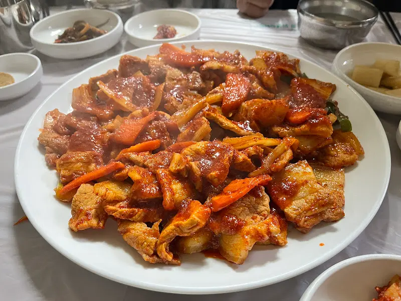 푸짐하게 담긴 삼겹살 볶음