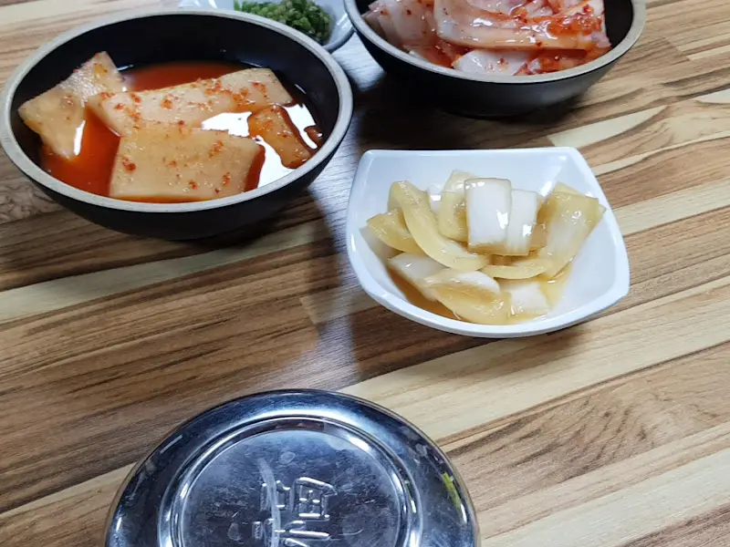 곰탕과 함께 제공되는 김치, 깍두기, 양파 장아찌