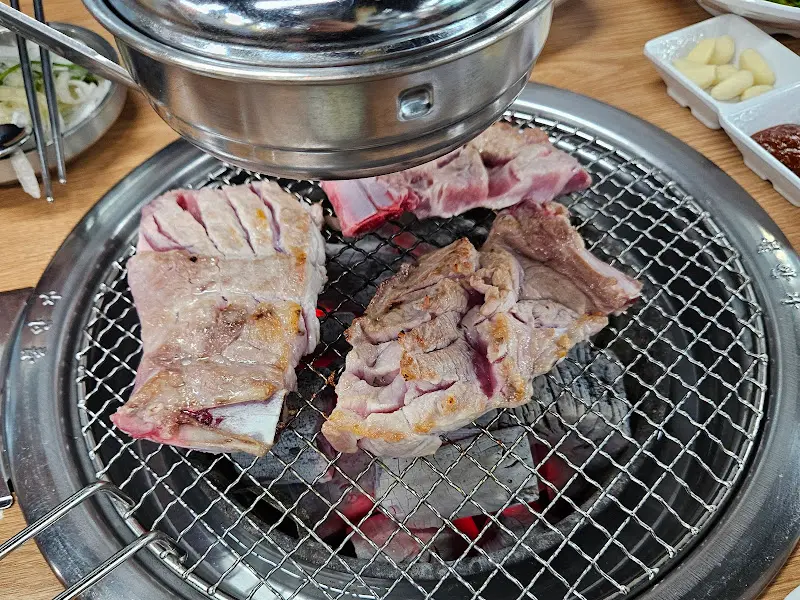 숯불 위에 올려진 생갈비