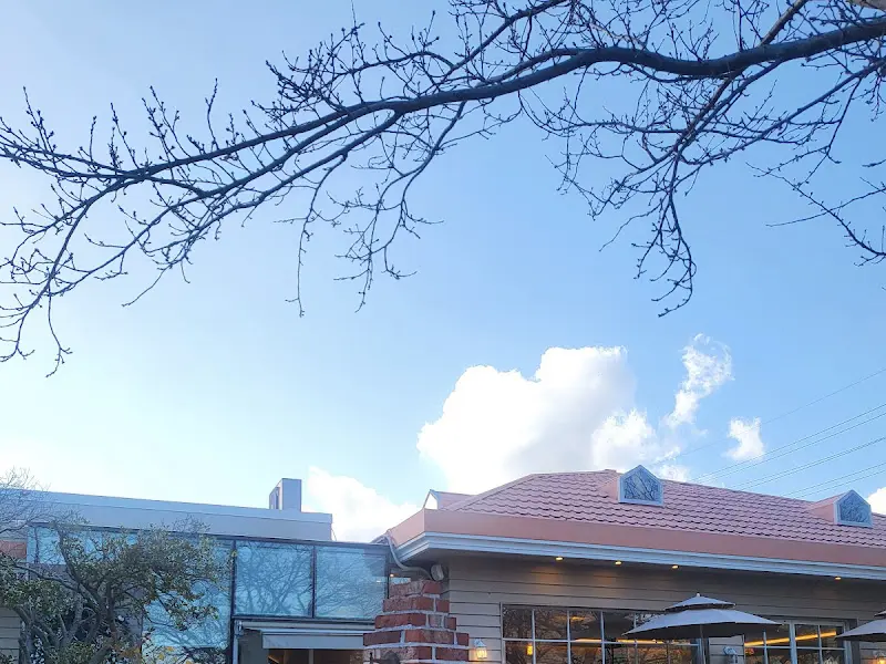 푸른 하늘과 주황색 지붕