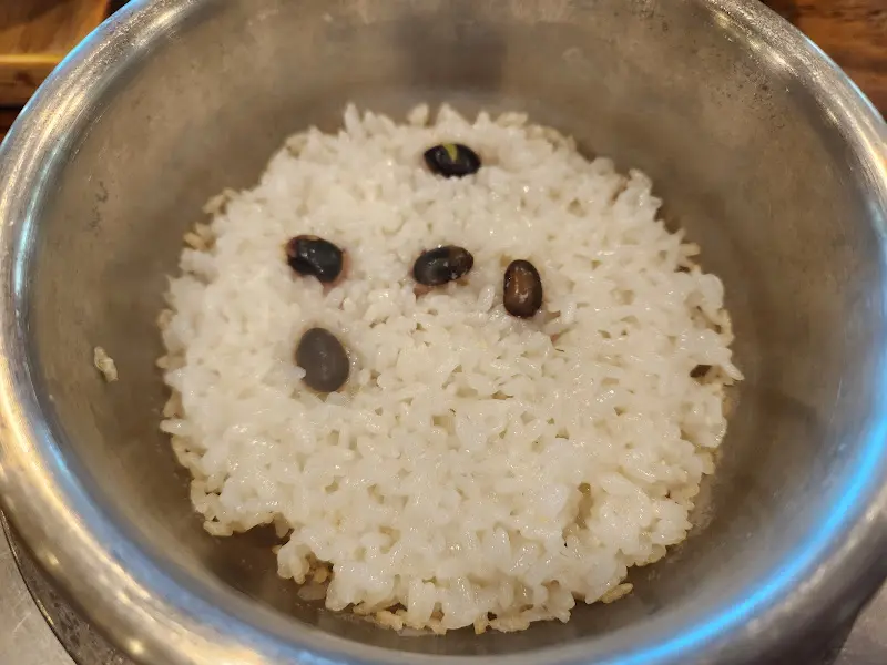 돌솥에 담겨 나온 흑미밥