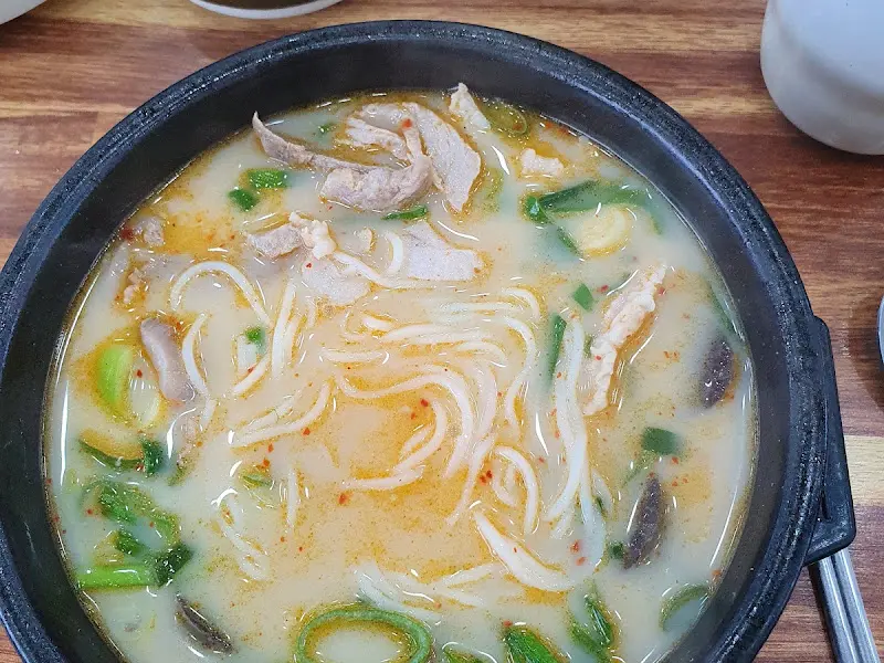 소면을 넣어 먹어도 맛있다