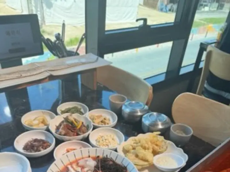 깔끔하게 차려진 밑반찬