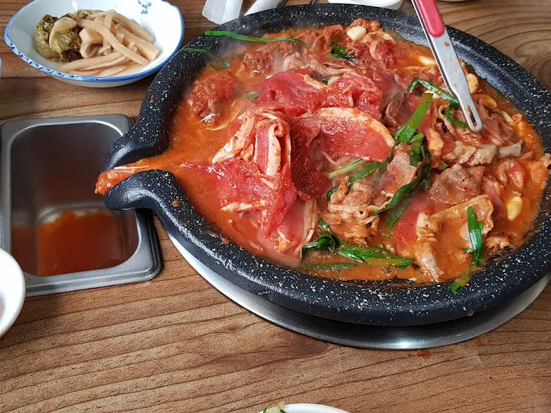 돌판 가득 맛있게 볶아진 오리 양념 불고기