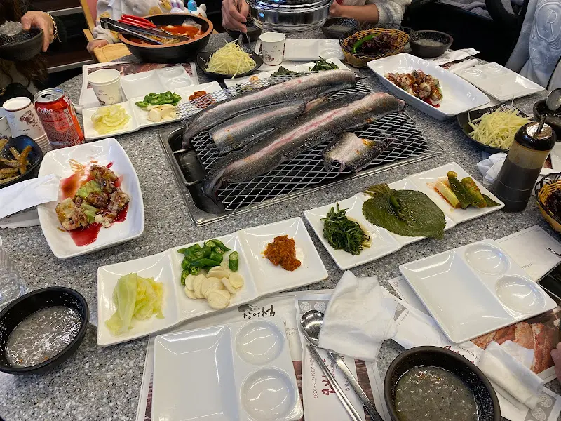 푸짐하게 차려진 장어 한 상