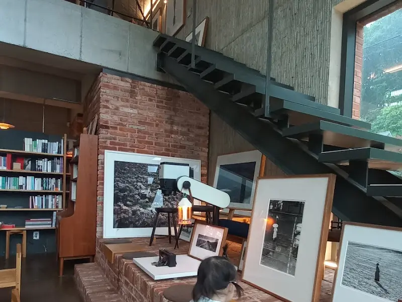카페 내부의 계단과 책장