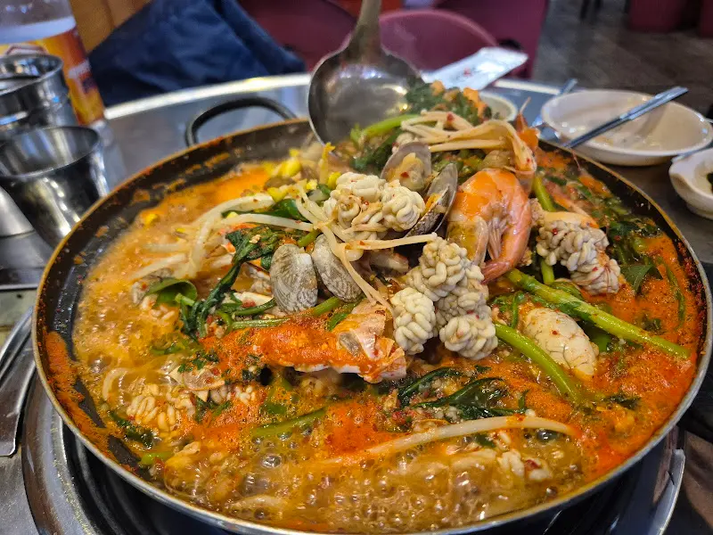 해물과 알이 듬뿍 들어간 알탕의 클로즈업 샷