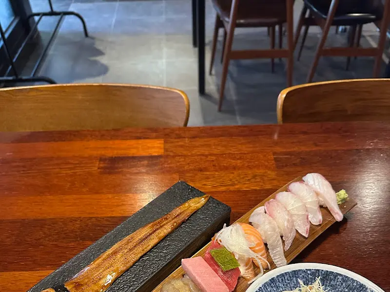 정갈하게 담겨 나온 초밥