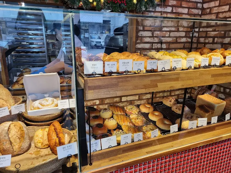 다양한 빵이 진열된 모습