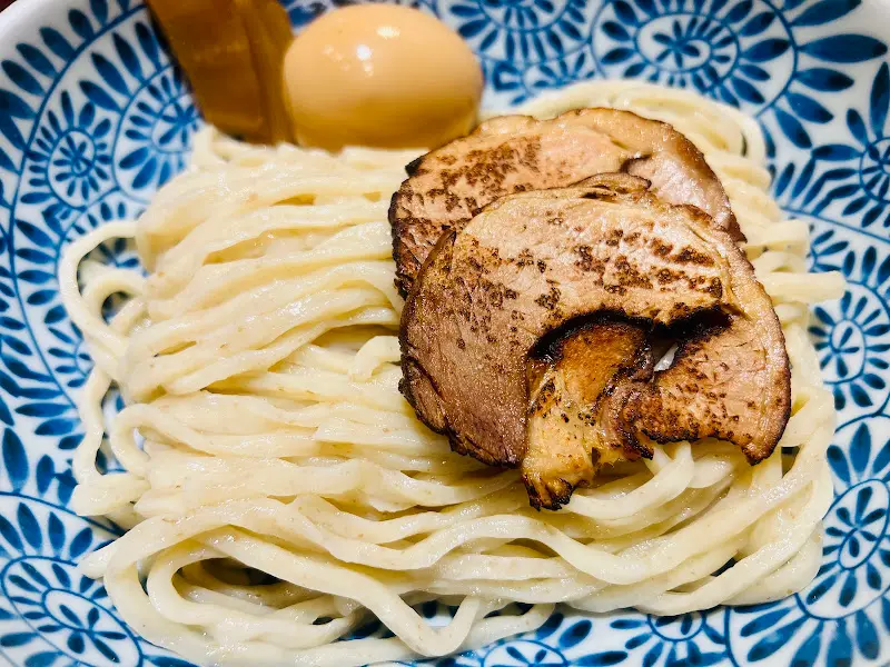 츠케멘에 차슈를 올려 먹는 모습