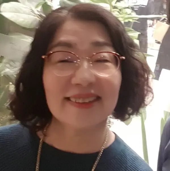 환하게 웃고 있는 주인 아주머니