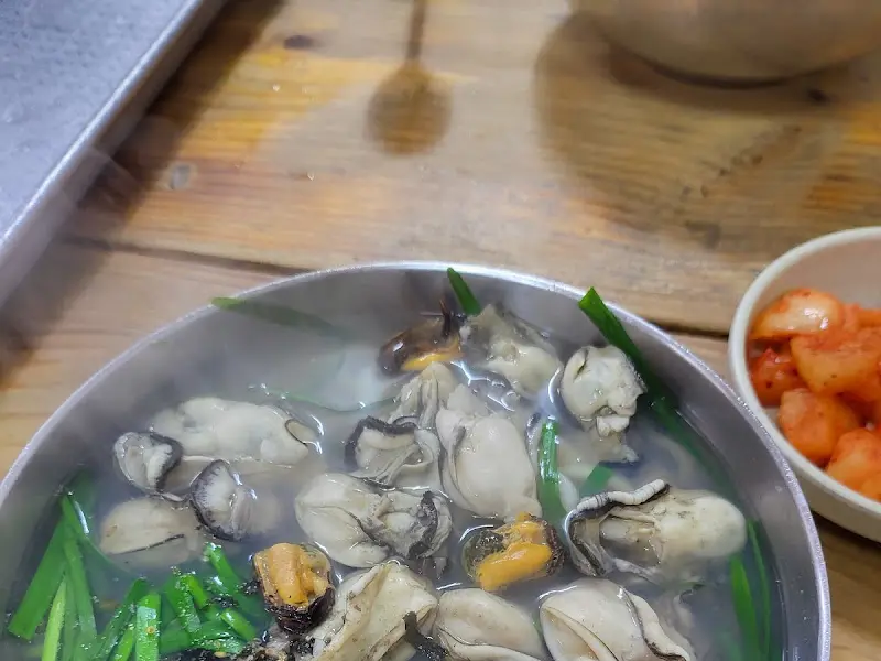 칼국수와 함께 제공되는 깍두기