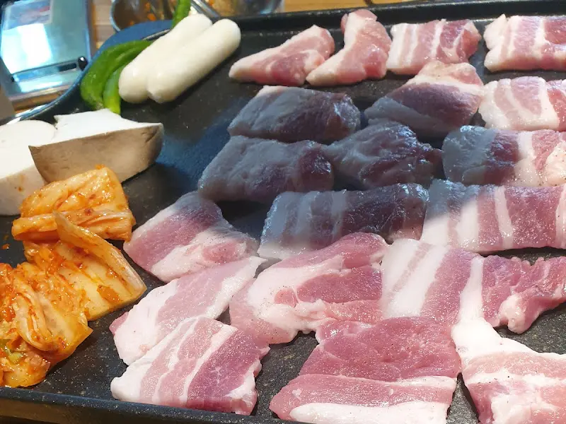 불판 위의 삼겹살, 버섯, 그리고 김치