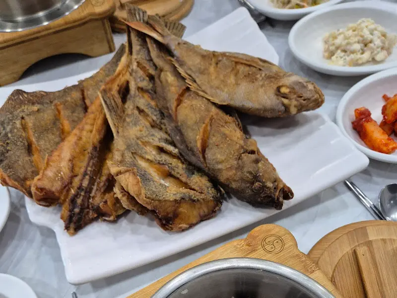 가지런히 놓인 생선구이