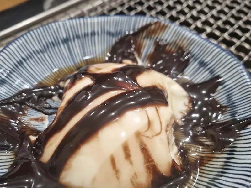 불판 위에서 구워지고 있는 장어