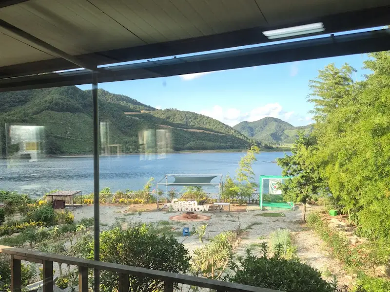 넓은 창으로 보이는 저수지 뷰가 인상적이다.