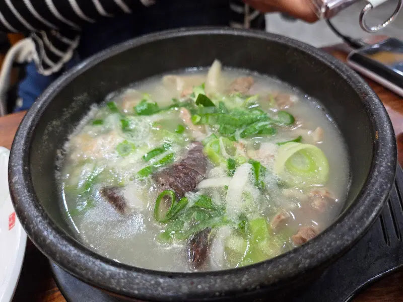 뚝배기 가득 담긴 순대와 내장