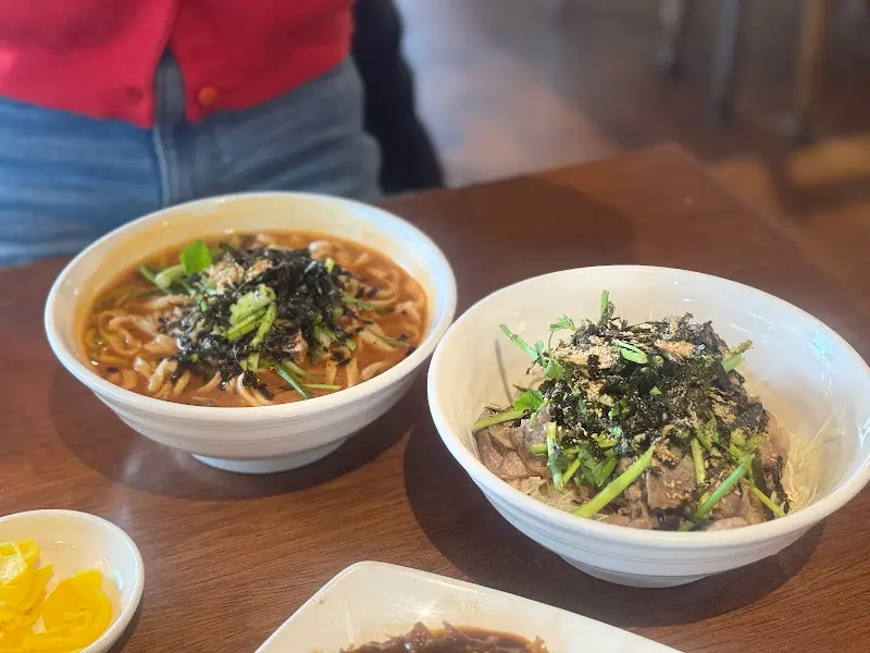 얼큰 칼국수와 양지 비빔국수