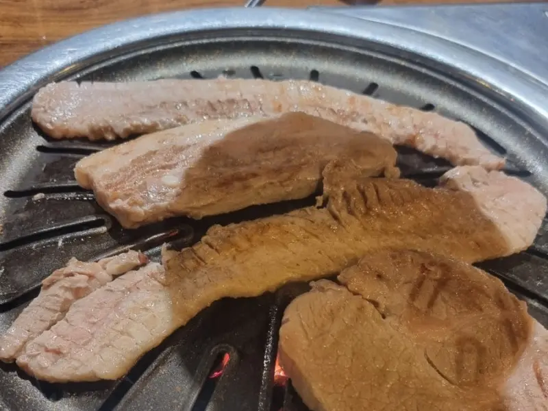 불판 위에서 맛있게 익어가는 삼겹살