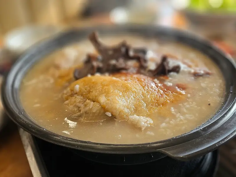 진한 육수에 끓여낸 찹쌀죽