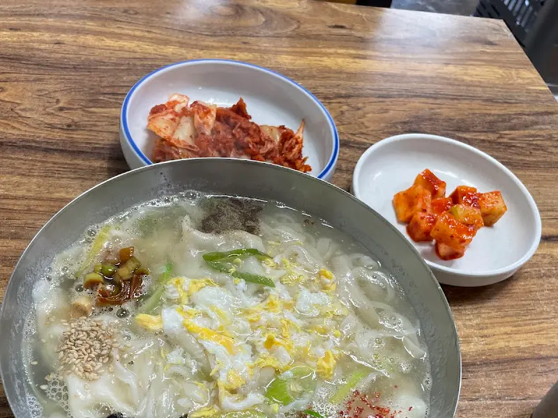 정갈하게 담긴 칼국수와 반찬