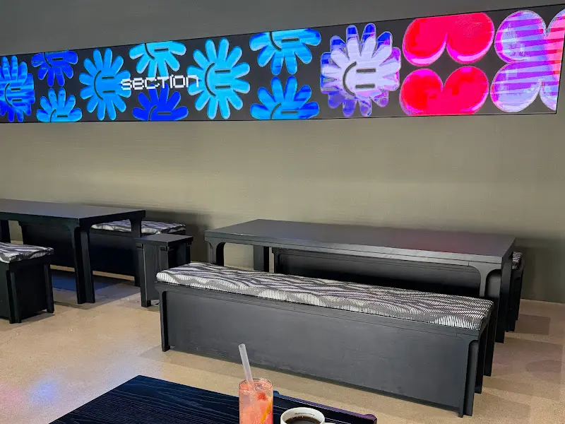 카페 내부 좌석과 벽면에 설치된 미디어 아트