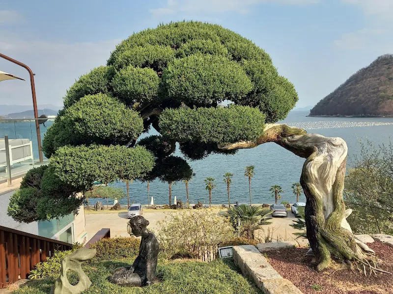 정원의 소나무와 바다