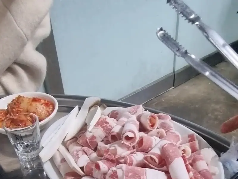 막창과 곁들여 먹기 좋은 김치와 버섯