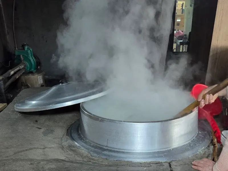 장작불로 끓여내는 칼국수