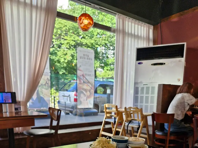 밝은 분위기의 창가 좌석